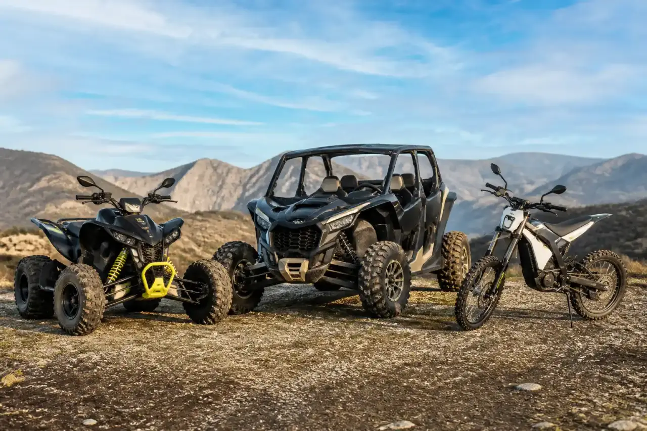 Quad traversant une flaque de boue en pleine action off-road