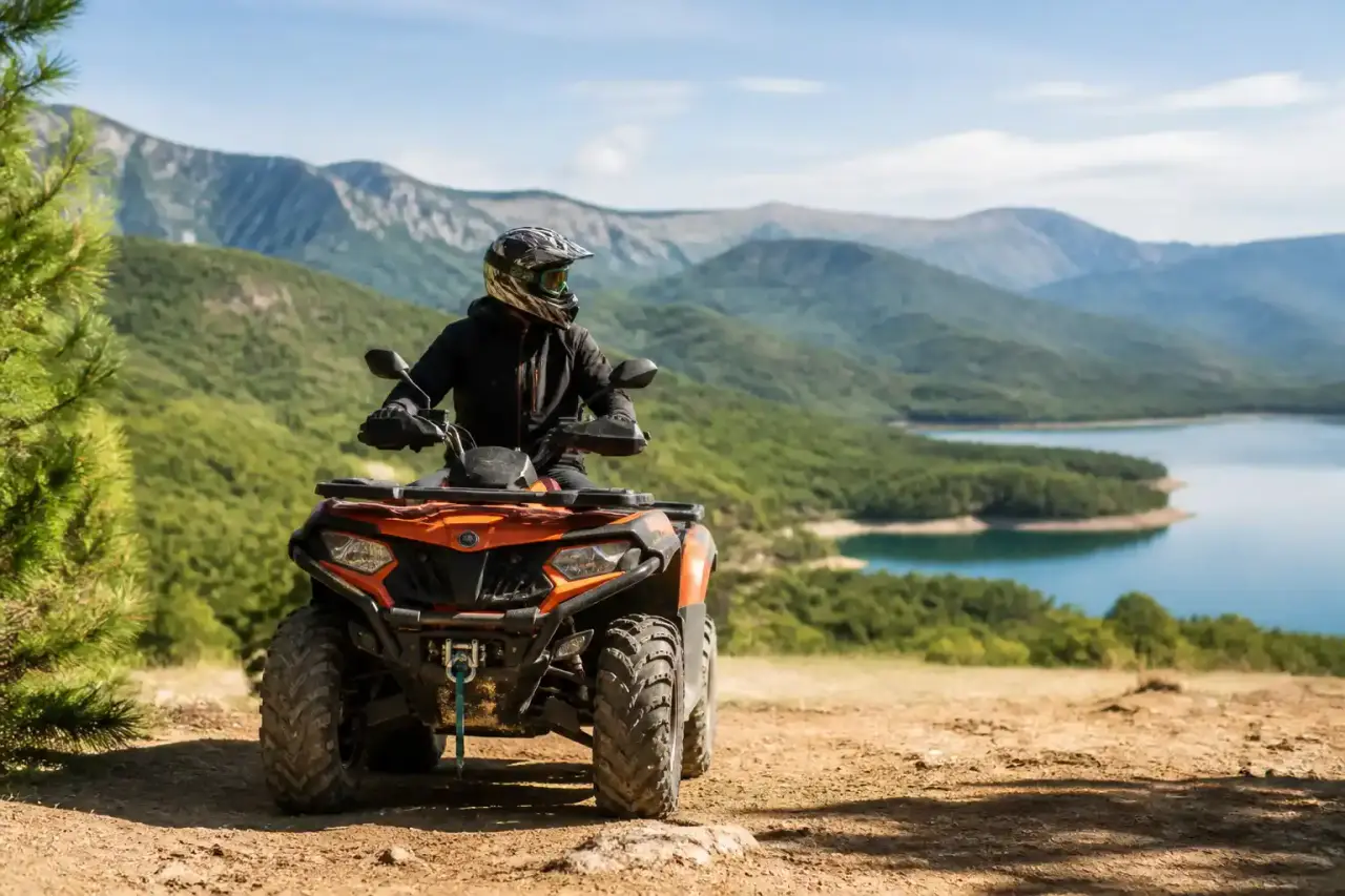 Quad traversant une flaque de boue avec éclaboussures et lumière dorée